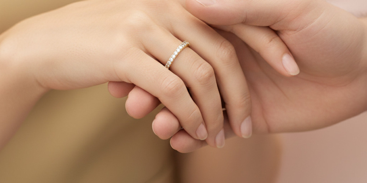 Beautiful Women’s Gold Promise Rings in Timeless Design